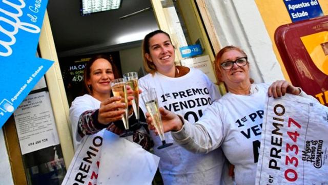 Las vendedoras de una administración de lotería celebran haber vendido el Gordo de Navidad / EP
