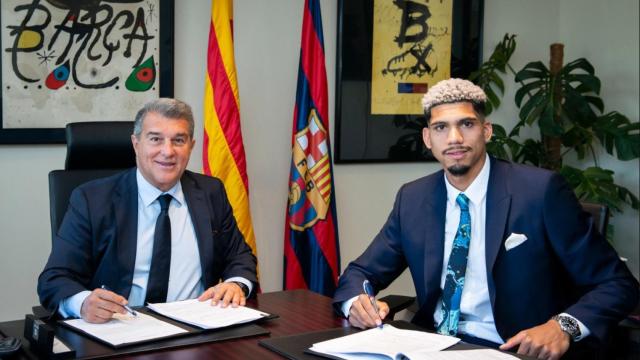 Joan Laporta y Ronald Araujo, en la renovación del central uruguayo por el Barça / FCB