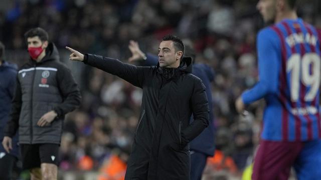 Xavi Hernández, señalando una jugada, durante el triunfo del Barça contra Sevilla / EFE