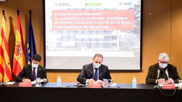 El 'conseller' de Territorio, Damià Calvet (i); el ministro de Transporte, José Luis Ábalos (c), y el vicepresidente del AMB, Antonio Balmón (d), en la firma del convenio en la que estaba Milà / EP