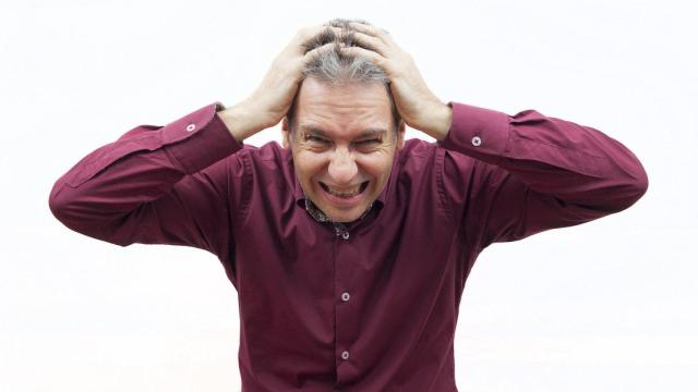 Un hombre, desesperado al no aclararse con el nuevo viral / CG