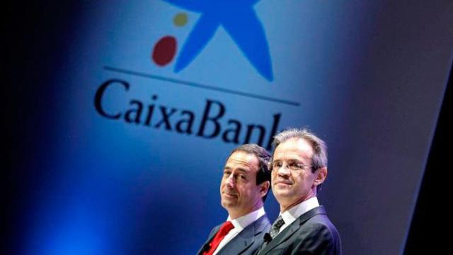 Jordi Gual (d), presidente de Caixabank, y Gonzalo Gortázar (i), consejero delegado del banco, en la primera junta de accionistas celebrada en Valencia / EFE