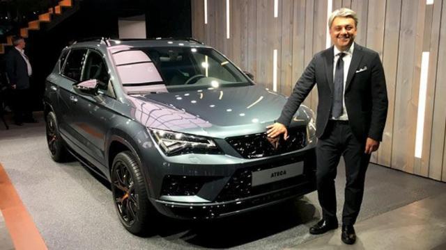 Luca de Meo, presidente de Seat, con la versión más deportiva del Ateca, la de Cupra, en el Salón del Automóvil de Ginebra / CG