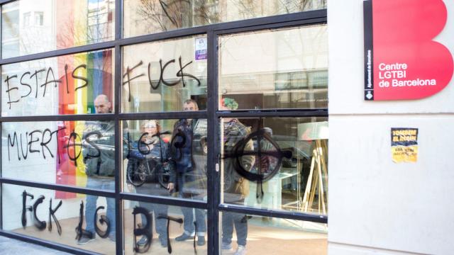 Así ha quedado la entrada del nuevo Centro Municipal de Recursos LGTBI de Barcelona tras el ataque / EFE