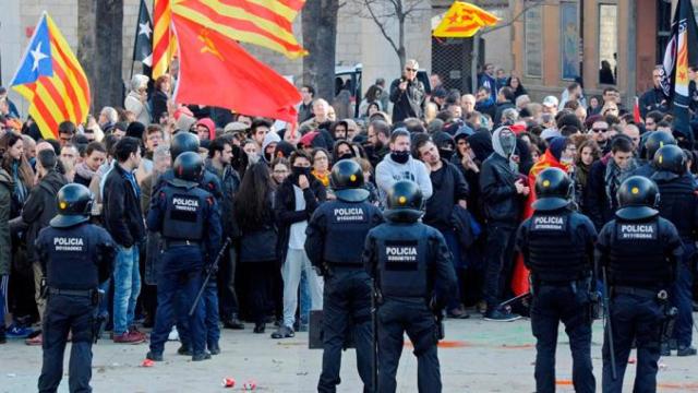 Mossos d'Esquadra de la Brigada Móvil, conteniendo a los CDR en Girona / EFE