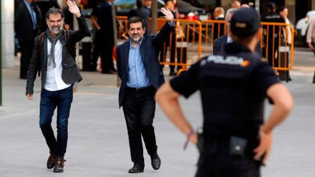 Los presidentes de la ANC, Jordi Sànchez (d), y de Òmnium Cultural, Jordi Cuixart (i), por los que hoy se ha convocado una manifestación, a su llegada a la Audiencia Nacional / EFE