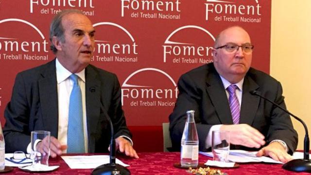 Joaquim Gay de Montellà (i), presidente de Foment del Treball, y el responsable de Economía de la patronal, Salvador Guillermo (d), en una imagen de archivo / CG
