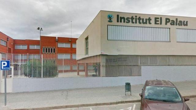 El exterior del IES El Palau de Sant Andreu de la Barca, de donde 30 profesores han pedido el traslado / CG