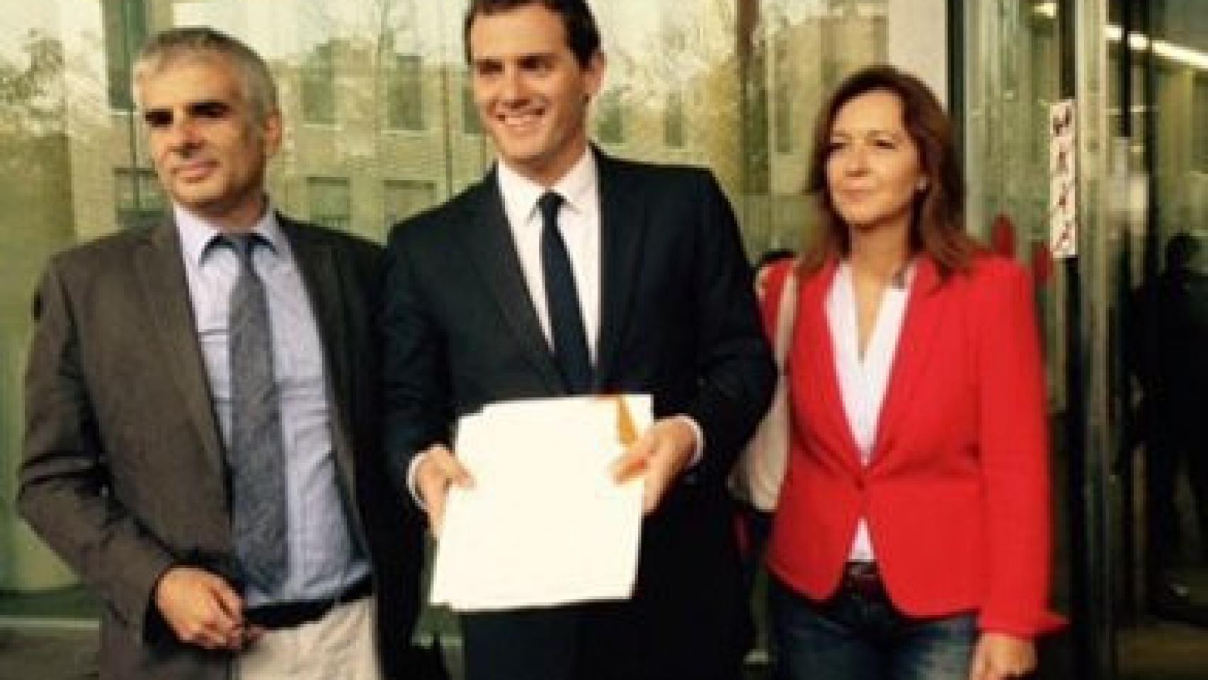 El presidente de C's, Albert Rivera, en la Ciudad de la Justicia, flanqueado por el diputado de C's Carlos Carrizosa y la portavoz parlamentaria, Carina Mejías.