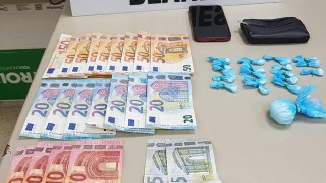 Dinero en efectivo y cantidades de cocaína que el sospechoso portaba consigo cuando fue detenido / AYUNTAMIENTO DE BLANES