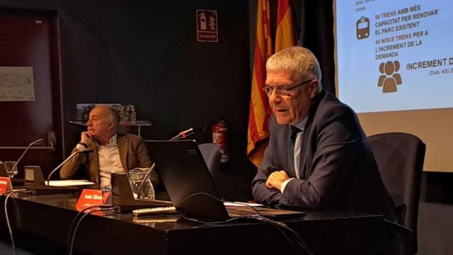 El vicepresidente de Movilidad, Transporte y Sostenibilidad de la AMB, Antoni Poveda (izquierda), y el presidente de Renfe, Isaías Táboas (derecha), en el primer Consell de Mobilitat de la AMB en 2023 / AMB