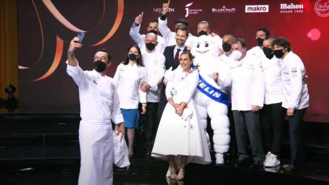 Los chefs galardonados en la Guía Michelin se hacen un selfi / CD