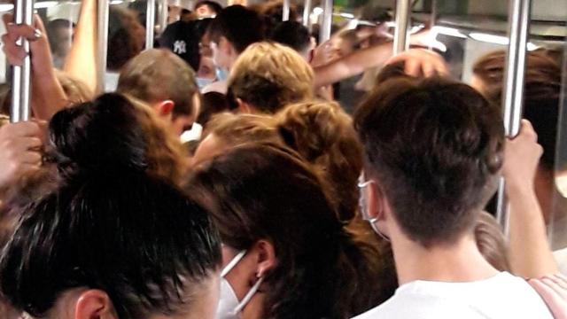 Un vagón de FGC a rebosar de camino al macrobotellón de la UAB / CCMA