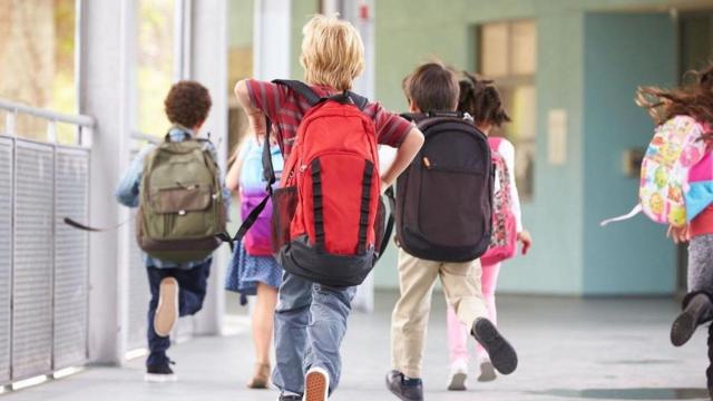 Niños entran al colegio a la carrera: el Covid se estabiliza / EP