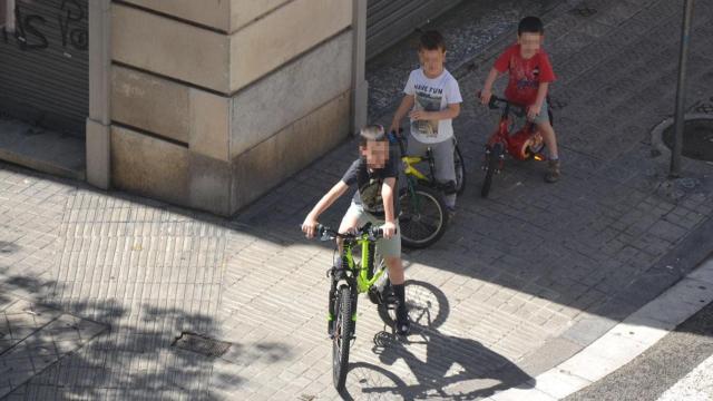 Menores pasean por Barcelona durante el estado de alarma / EB