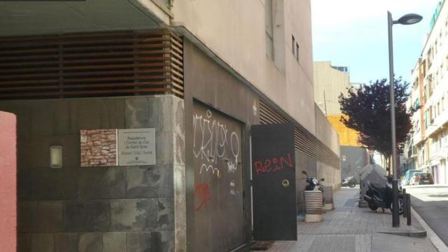 Entrada de la residencia de la calle Navarra, donde dos cuidadores han sido detenidos / GOOGLE MAPS