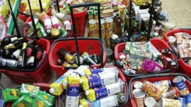 Algunos de los productos en mal estado en un supermercado de Barcelona / GUARDIA URBANA