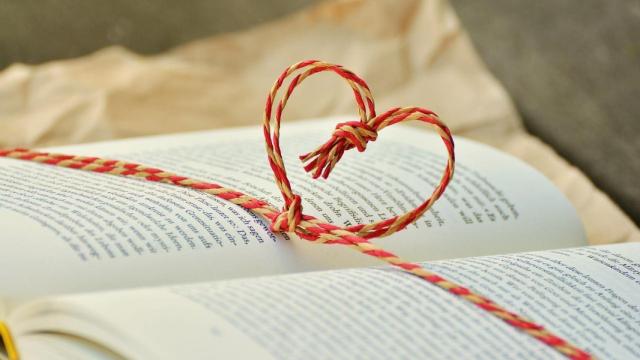 Un libro envuelto con un lazo, como símbolo de Sant Jordi