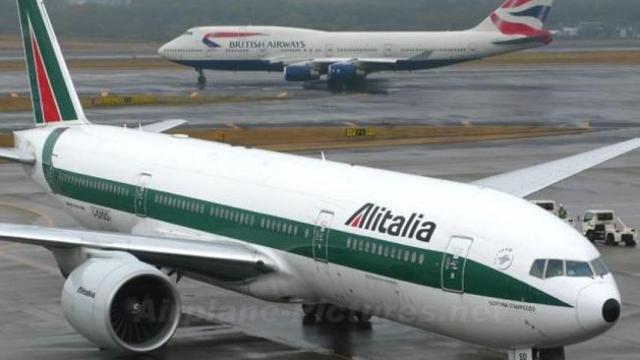 Un avión de Alitalia en un aeropuerto italiano / CG