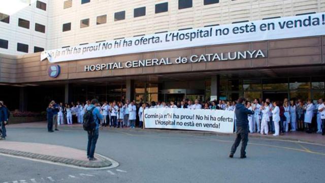 Una protesta de médicos y enfermeras ante el Hospital General de Cataluña / CG