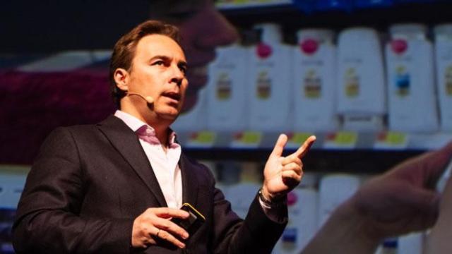 Dimas Gimeno, expresidente de El Corte Inglés, en su conferencia sobre la necesidad del comercio tradicional de adaptarse a los desafíos / CG