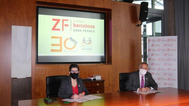 Montserrat Pallarès, presidenta de Cocemfe y Pere Navarro, delegado especial del Estado en el CZFB, en el momento de la firma / CZFB