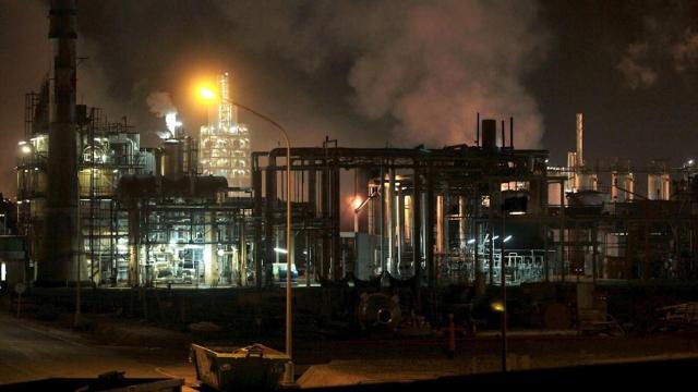 Incendio provocado por una explosión en la planta de Iqoxe en Tarragona / EFE