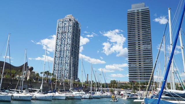 Imagen del Hotel Arts Barcelona (i), cuyos dueños compraron ayer los terrenos junto al litoral / CG