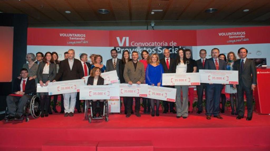 Acto de entrega de los cheques a las ONG