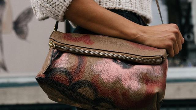 Un bolso de mujer, en representación de la chica que llevaba cocaína y marihuana / CG