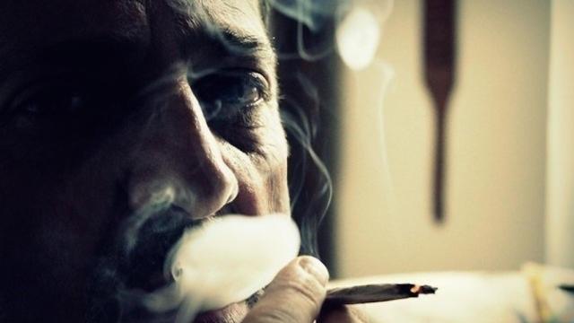 Un hombre fumando marihuana / CD