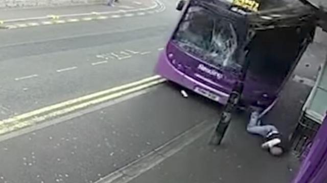 El autobús en el momento en que arrolló a la víctima