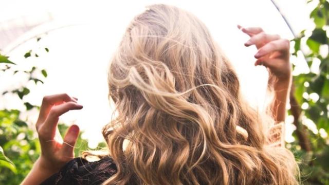 Chica presumiendo de pelo sano y brillante / Tim Mossholder en UNSPLASH