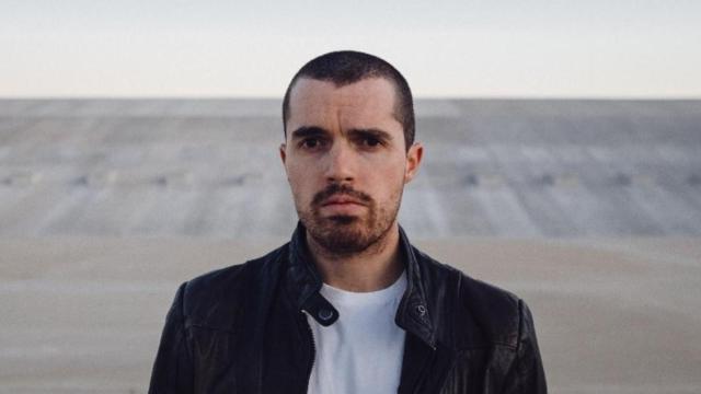 Un joven con entradas, futuro candidato para un injerto capilar / Wesley Tingle en UNSPLASH