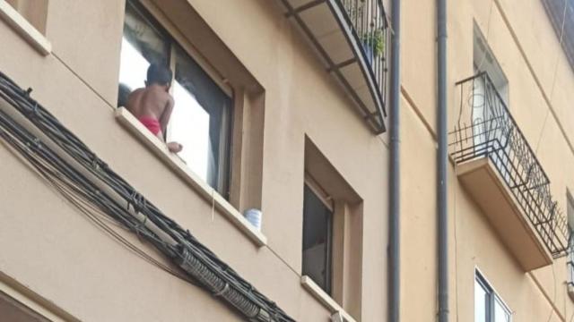 El menor en la ventana de la vivienda
