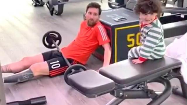 Messi en el gimnasio de su casa entrenando / EFE