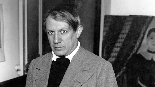 Pablo Picasso en el estudio de la Rue La Boétie, frente al retrato de Yadwigha de Henri Rousseau, París, 1932 / ESTATE BRASSAÍ SUCCESSION - PHILIPPE RIBEYROLLES