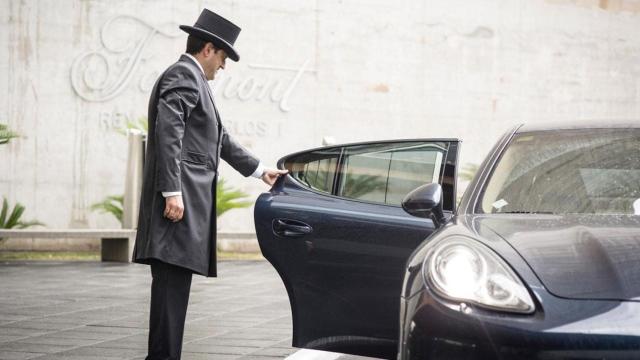 Un conserje con un automóvil de lujo en el Fairmont Juan Carlos I / CG