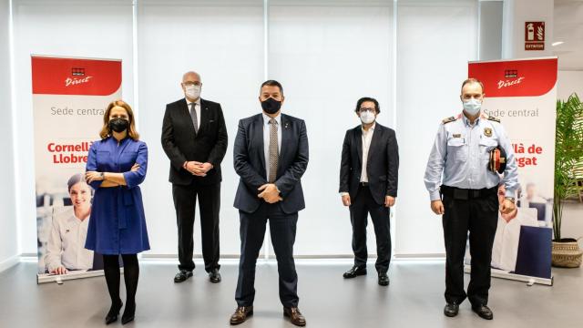 El consejero de Interior de la Generalitat, Miquel Sàmper (centro), durante su visita a las instalaciones de Securitas Direct en Cornellá de Llobregat / SECURITAS DIRECT