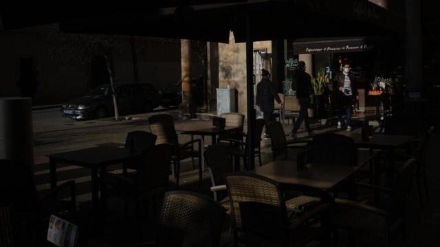 Un establecimiento de restauración de Barcelona con las mesas vacías / EP