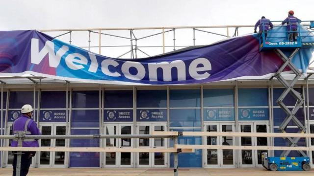 Operadores de Fira de Barcelona desarman la entrada del Mobile World Congress (MWC) 2020 / EFE