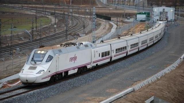 Tren de Renfe realizando un viaje / EUROPAPRESS