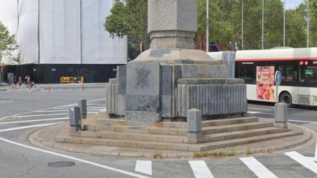 Escudo monárquico en el monolito de la plaza Cinc d'Oros de Barcelona / GOOGLE