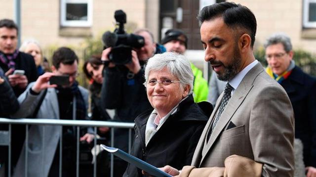 Clara Ponsatí, exconsejera de Enseñanza, junto a su abogado antes de entregarse a la policía escocesa / EFE
