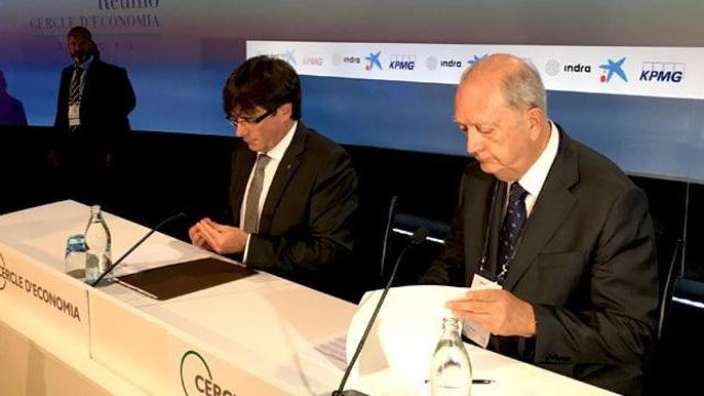 Carles Puigdemont (i), presidente de la Generalitat, y Juan José Brugera, líder del Círculo de Economía, en la sesión de apertura de la XXXIII reunión del lobby empresarial catalán en Sitges / CG