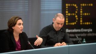 La alcaldesa de Barcelona, Ada Colau, y Eloi Badia, edil de Emergencia Climática, presentando Barcelona Energia / EFE