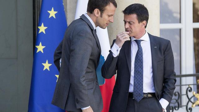 Imagen de archivo en la que aparecen Manuel Valls (d) cuando era primer ministro y Emmanuel Macron, cuando era su ministro de Economía / EFE