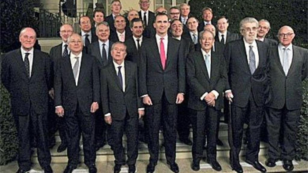 El Príncipe Felipe, junto a los empresarios con los que cenó en la residencia del Conde de Godó