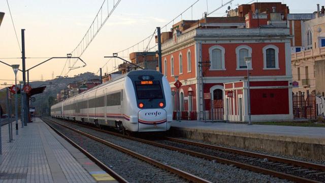 Imagen de archivo de un tren de Renfe en la estación de Montcada i Reixac / LUIS ZAMORA