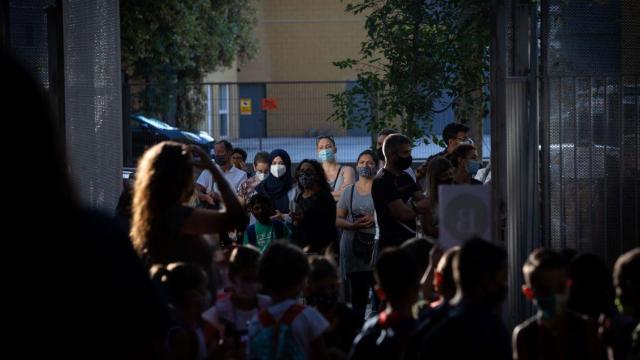 Padres y alumnos con mascarillas para evitar el contagio por Covid / EP